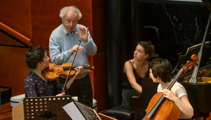 András Schiff beim Unterricht mit dem Trio Sora. Foto: Barbara Frommann