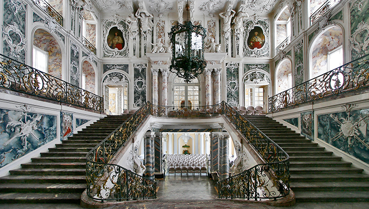 Das hallreiche Treppenhaus von Schloss Augustburg. Bild: Jörg Hejkal