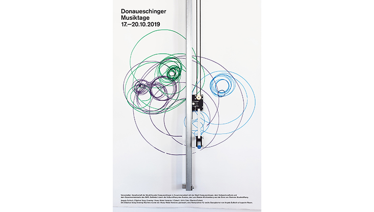 Das diesjährige Künstlerplakat der Donaueschinger Musiktage zeigt Angela Bullochs „Song Activated Drawing Machine“ bei der Arbeit. Bild: SWR/Angela Bulloch, 2019, Foto: Eberle&Eisfeld