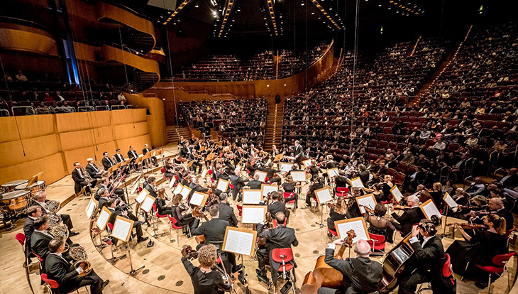 Das Gürzenich-Orchester Köln mit François-Xavier Roth in der Philharmonie. Bild: Holger Talinski 