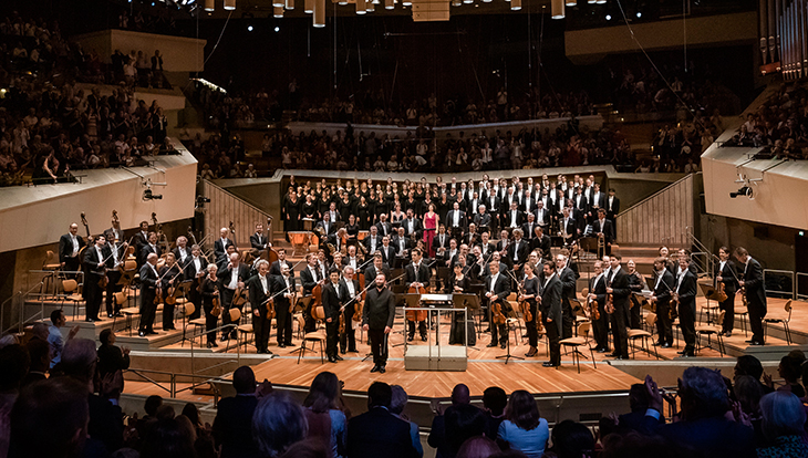 Stehende Ovationen für Kirill Petrenko und die Berliner Philharmoniker nach dem offiziellen Antrittskonzert mit Beethovens Neunter. Bild: Stephan Rabold 