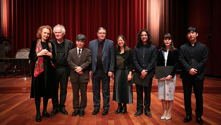 Rechts die drei Preisträger des Genfer Wettbewerbs Hinako Takagi (Japan), Daniel Arango-Prada (Kolumbien) und Hyeon Joon Sohn (Korea). Bild: Anne-Laure Lechat