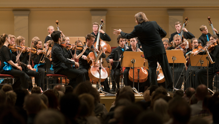 Deutsche Streicherphilharmonie in Aktion mit Chefdirigent Wolfgang Hentrich. Foto: Kai Bienert