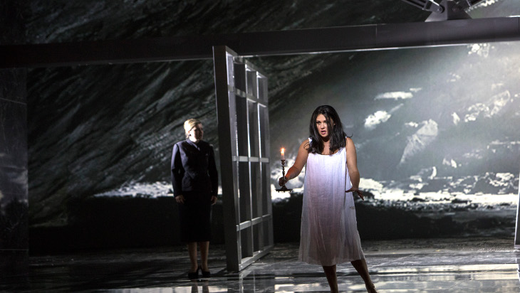 Verdis Macbeth mit Anna Netrebko (rechts) in der Regie von Harry Kupfer an der Staatsoper Unter den Linden. Bild: Bernd Uhlig 