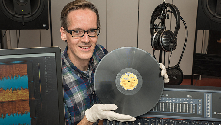 Tontechniker Nathanel Wendt mit einer Schellackplatte. Copyright: SLUB, Deutsche Fotothek, Henrik Ahlers