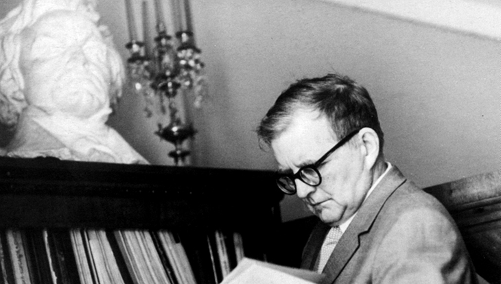 Schostakowitsch mit Beethovenbüste. Bild: DSCH Publishers Moscow