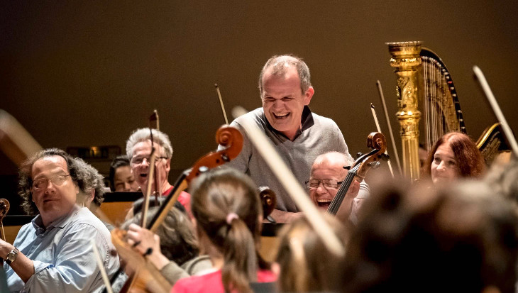 Francois-Xavier Roth und das Kölner Gürzenich-Orchester in der Probenarbeit. Bild: Holger Talinski