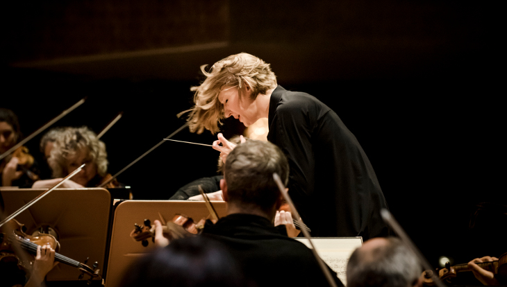 Joana Mallwitz, hier mit der Staatsphilharmonie Nürnberg. Bild: Simon Pauly