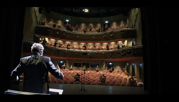 Als ganzes Orchester vereint in Distanz: die Philharmonie des Theaters für Niedersachsen. Bild: Screenshot