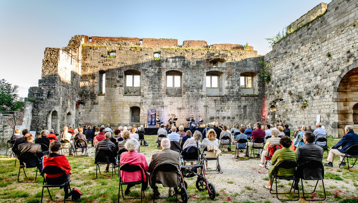 Opernfestspiele Heidenheim, Corona-Klappstuhlkonzerte 2020 als Schloss-Serenade. Foto: Oliver Vogel