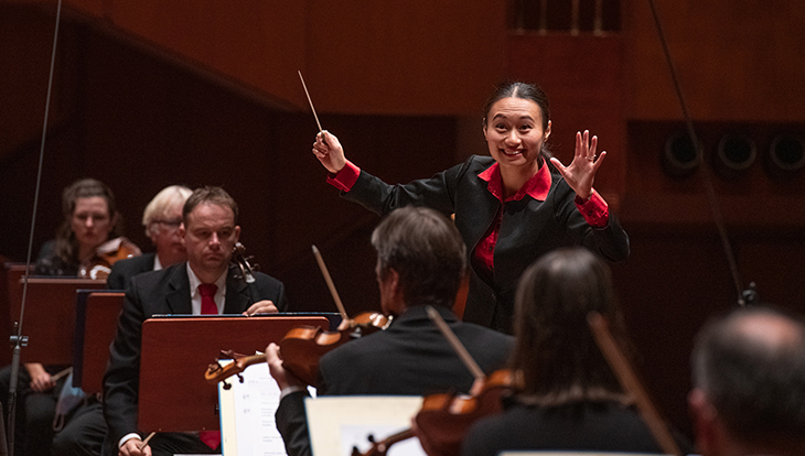 Tianyi Lu, 1. Preisträgerin des 9. Internationalen Solti Dirigenten-Wettbewerbs. Bild: Tibor Pluto