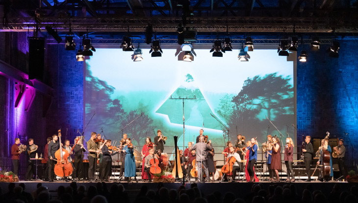 Das Baltic Sea Philharmonic und Kristjan Järvi begeistern das Publikum beim Usedomer Musikfestival 2020 im historischen Kraftwerk Peenemünde. Foto: Peter Adamik 