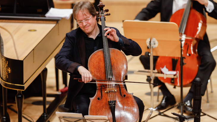 Jan Vogler mit dem Dresdner Festspielorchester. Bild: Oliver Killig