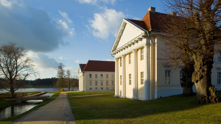 Im Kavalierhaus gegenüber vom Schloss Rheinsberg befinden sich die Musikakademie und das Schlosstheater. Foto: Michael Haddenhorst