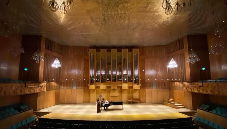 Viola-Spielerin im Großen Konzertsaal der HMTM. Bild: Roland Glassl