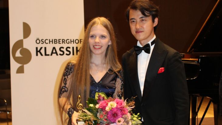 Eva Gevorgyan mit Musikdirektor und Jury-Mitglied Haiou Zhang. Bild: Der Öschberghof