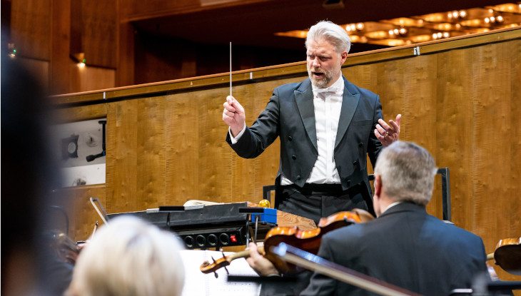 Dirigent Christoph Gedschold. Foto: Tom Schulze