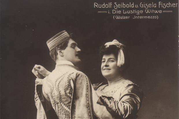 Das Münchner Operettentraumpaar Gisela Fischer und Rudolf Seibold in Lehárs Die Lustige Witwe, 1906, Foto: Deutsches Theatermuseum München