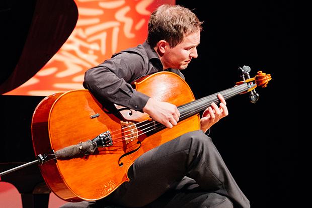 Jazzer Stephan Braun hat sein Cello quer sitzen. Foto: Christoph Kalck 
