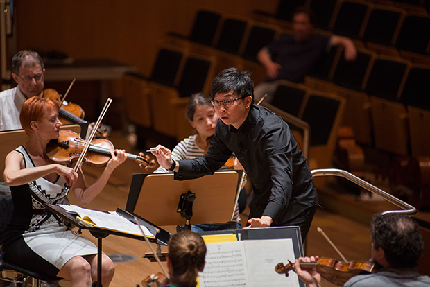Den Mahler Wettbewerb der Bamberger Symphoniker gewann Wong Kah Chun. Foto:  Michael Trippel