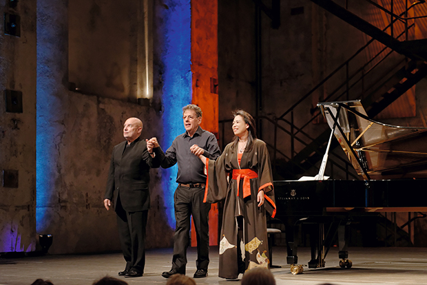 Erhalten den Preis des Festivals: Maki Namekawa, Dennis Russell Davies und Philip Glass, die gemeinsam ein Konzert geben. Foto: Mark Wohlrab