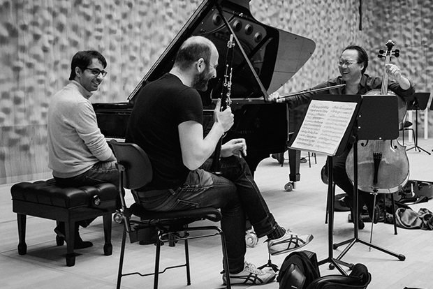 Saleem Ashkar (links) bei Proben mit Yo-Yo Ma (rechts) und Kinan Azmeh (Mitte) in der Elbphilharmonie Ende Januar 2017. Foto: Michael Dreyer