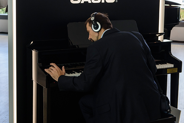 Ist das die Zukunft des Heim-Klaviers? Casio rührt die Werbetrommel für seine Hybrid-Pianos jetzt auch per Konzert in der Berliner Philharmonie. Hier ein Pressebild des Herstellers. Foto: Clemens Bilan