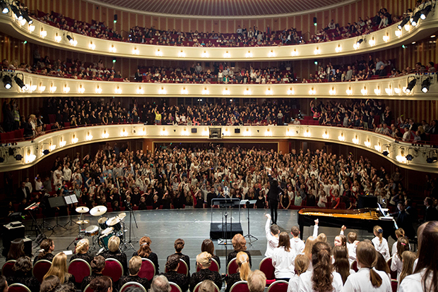Große Einladung an kleine und noch nicht ganz große Leute zum gemeinsamen Singen an der Deutschen Oper am Rhein. Foto: Susanne Diesner 