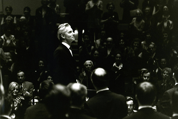 Karajan und die Berliner Philharmoniker. Foto: Siegfried Lauterwasser/Archiv Berliner Philharmoniker