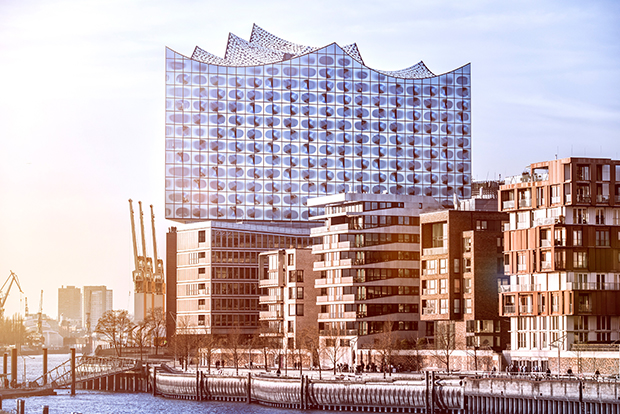 Hamburg möchte, dass auch im Schatten der Elbphilharmonie Musik möglich bleibt. Foto: Thies Raetzke 