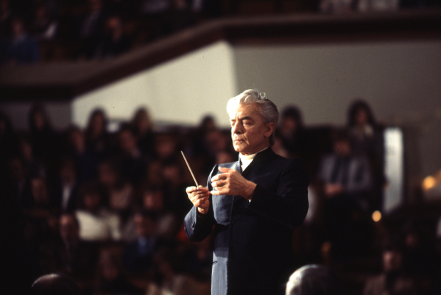 Herbert von Karajan beim Silvesterkonzert der Berliner Philharmoniker 1978. Foto: Unitel