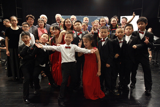 Die Preisträger, die Juroren und das Organisationsteam nach dem Konzert im Tsinghua University Art Center Beijing.

 