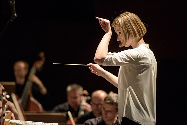 Joana Mallwitz und das Philharmonische Orchester Erfurt. Foto: Lutz Edelhoff 