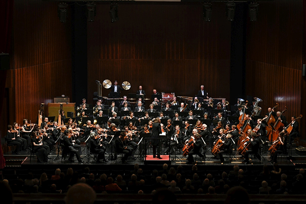 Die Niederrheinischen Sinfoniker und GMD Mihkel Kütson im Konzert. Foto: Matthias Creutziger