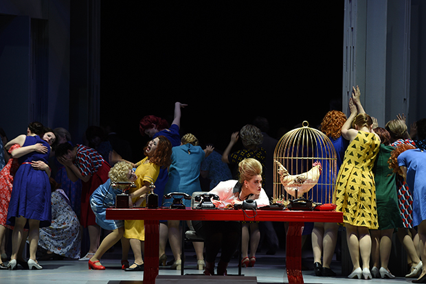 Der goldene Hahn in einer Produktion der Deutschen Oper am Rhein. Foto: Hans-Jörg Michel 