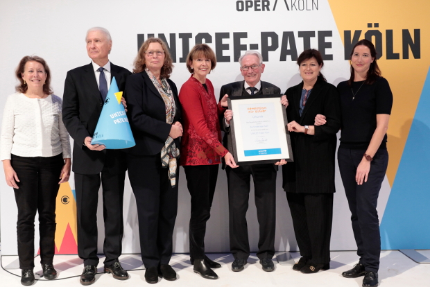 Übergabe der UNICEF-Urkunde an die Leitung der Kölner Oper und die Kölner Oberbürgermeisterin. Foto: Paul Leclaire