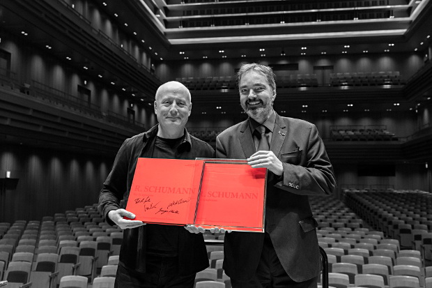 Schumann auf Vinyl - Paavo Järvi (links) Albert Schmitt (rechts). Foto: Julia Baier