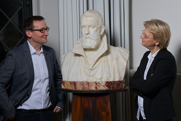 Oliver Wille und Antje Weithaas mit Büste von Joseph Joachim. Foto: Andreas Greiner-Napp