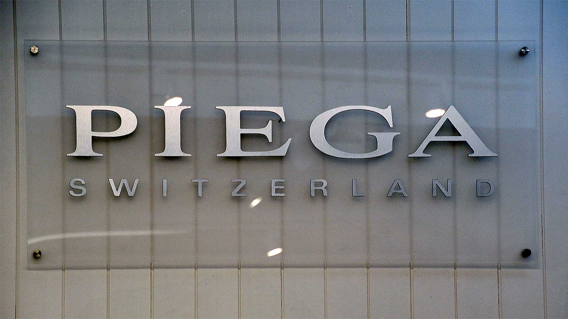 PIEGA-Firmenschild in Gold auf Acryl