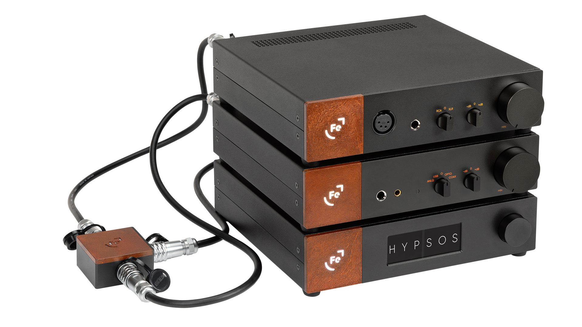 Der Ferrum Power Splitter (links) am Netzteil Hypsos (unten) und zwei weiteren Geräten. (Bild: Ferrum)