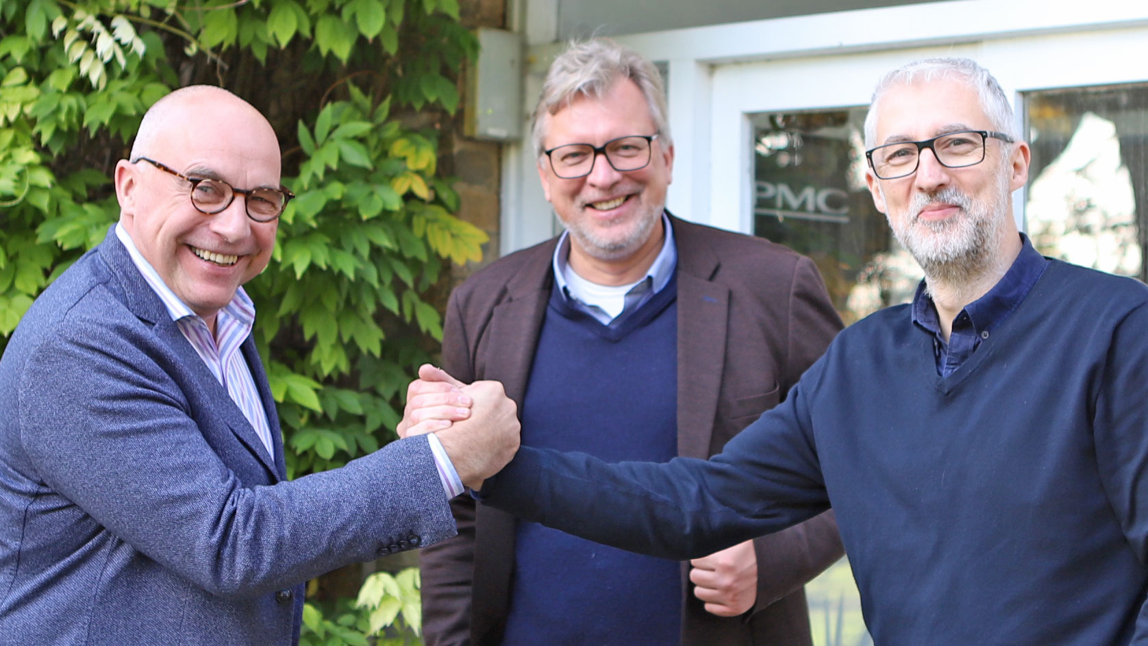 Geschäftsführer Udo Besser (l.) und Harald Feld (Vertrieb, m.) mit Dave Frost, PMC Export Business Development Manager (r.) (Bild: Besser Distribution)